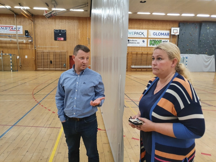 BEROLIGER: Virksomhetsleder Hogne Haug i Byggdrift Nordre Follo beroliger gruppelederen i Nordre Follo Høyre, Cecilie Dahl-Jørgensen Pind.
