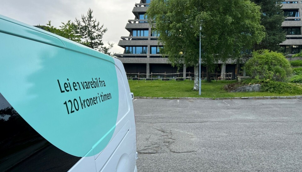 FAST PLASS: Her, rett foran gamle Oppegård rådhus, står bilen når den ikke er i bruk. FAST PLASS: Her, rett foran gamle Oppegård rådhus, står bilen når den ikke er i bruk.