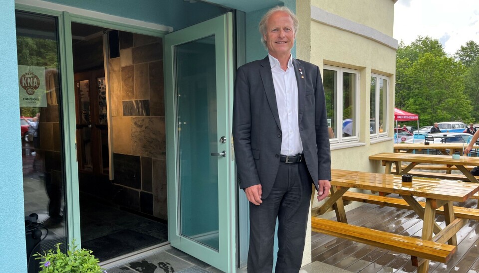 ØNSKER VELKOMMEN: Børre Skiaker håper mange tar turen til Tyrigrava i tiden fremover. Her ved inngangen. Legg merke til den blå innrammingen. Detaljer har vært viktig når Tyrigrava skulle gjenoppstå som i gamle dager. ØNSKER VELKOMMEN: Børre Skiaker håper mange tar turen til Tyrigrava i tiden fremover. Her ved inngangen. Legg merke til den blå innrammingen. Detaljer har vært viktig når Tyrigrava skulle gjenoppstå som i gamle dager.