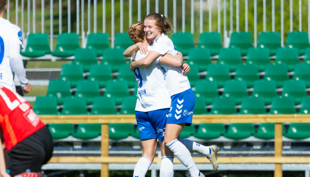 JUBEL: Tonje Pedersen og Emilie Hegg scoret hvert sitt mål i oppgjøret mot Avaldsnes.