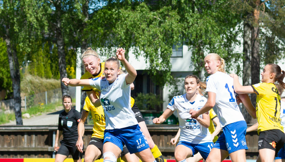 ENDELIG: Julie Hoff Klæboe (i midten) scoret endelig årets første mål i Toppserien. Her fra oppgjøret mot LSK Kvinner.