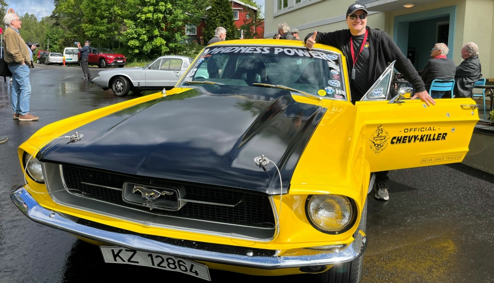 EN BIL TIL GLEDE FOR MANGE: Richard Andersen kjører Lillegul, og er også stuntsjåfør i Børning-filmene som gjorde bilen så kjent. Bilen blir også brukt til å glede kreftsyke barn.