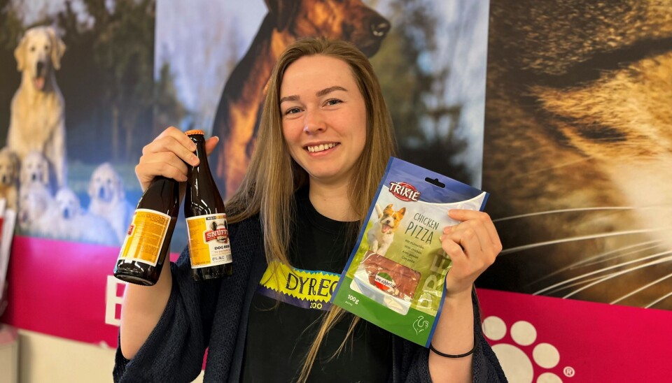 FIRE PILS OG EN PIZZA: På Lørdag kan hundene, eventuelt deres eiere, kjøpe hundepizza og hundepils til en hyggelig pris. På bildet ser du Thea Indrebø (24). FIRE PILS OG EN PIZZA: På Lørdag kan hundene, eventuelt deres eiere, kjøpe hundepizza og hundepils til en hyggelig pris. På bildet ser du Thea Indrebø (24).