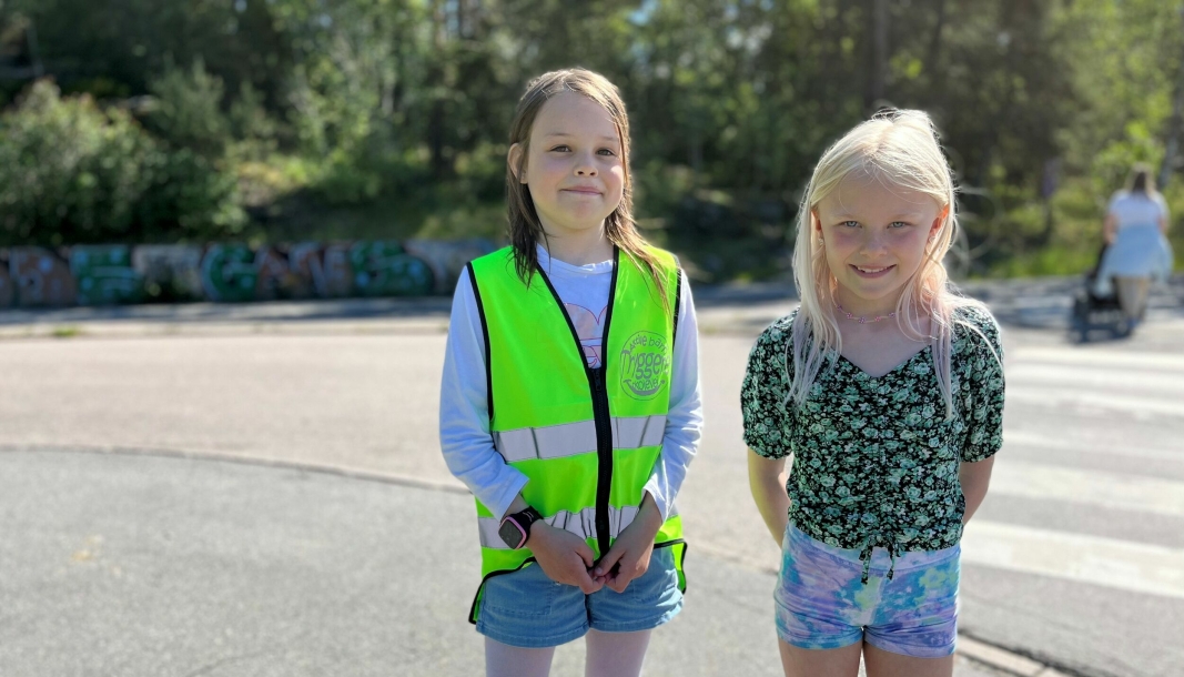 TOK GÅ-LAPPEN: Agnes (8) og Jenny (7) lærte om trafikkreglene og bestod til å få Gå-lappen.