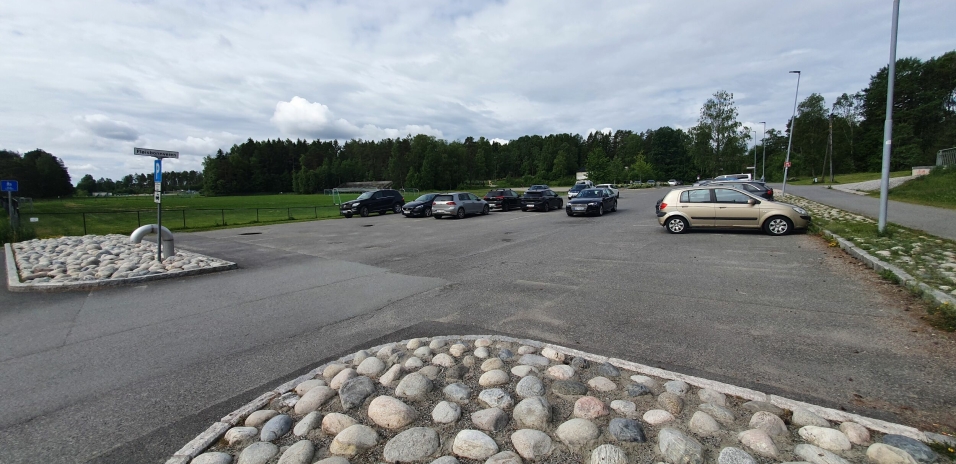 98 P-PLASSER I DAG: Parkeringsplassene i nord ved innkjøringen fra Fløisbonnveien brukes av besøkende til både stadion, fotballbanene, bryterhuset og ishockeybanen. Det er 96 (pluss 2 HC-plasser) oppmerkede plasser nord i idrettsparken.