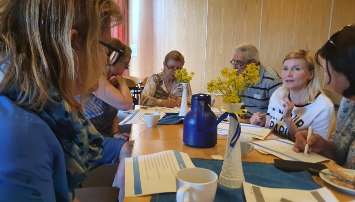 BROBYGGING: Tilbudet med språkkafé i Greverud kirke er ikke et norskkurs, men en uformell møteplass der ukrainerne kan treffes og hvor frivillige bruker språket i enkle samtaler over en kaffekopp.