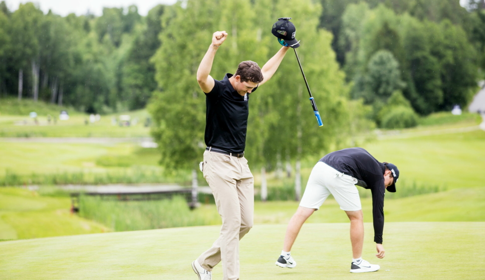 SEIER: Theodor Billington Takman jubler etter å ha vunnet NM i matchplay for junior på Oppegård Golfklubb. Til høyre ser vi kompisen Oliver Ulmo som ble nummer to.