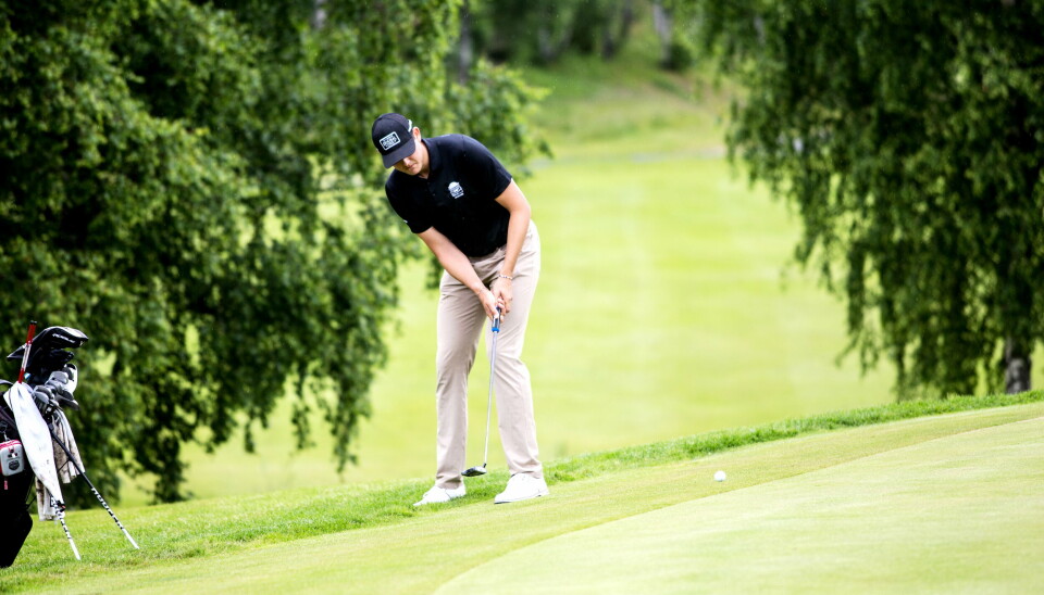 SISTE SLAG: Her putter Theodor Takman for seier i golf-NM på Oppegård. SISTE SLAG: Her putter Theodor Takman for seier i golf-NM på Oppegård.