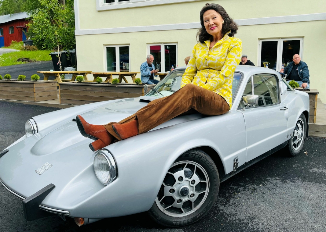 ET HELT SPESIELT FORHOLD: Åse Kleveland har hatt den samme bilen i 53 år. Hun har fått mange gode venner på grunn av den.
