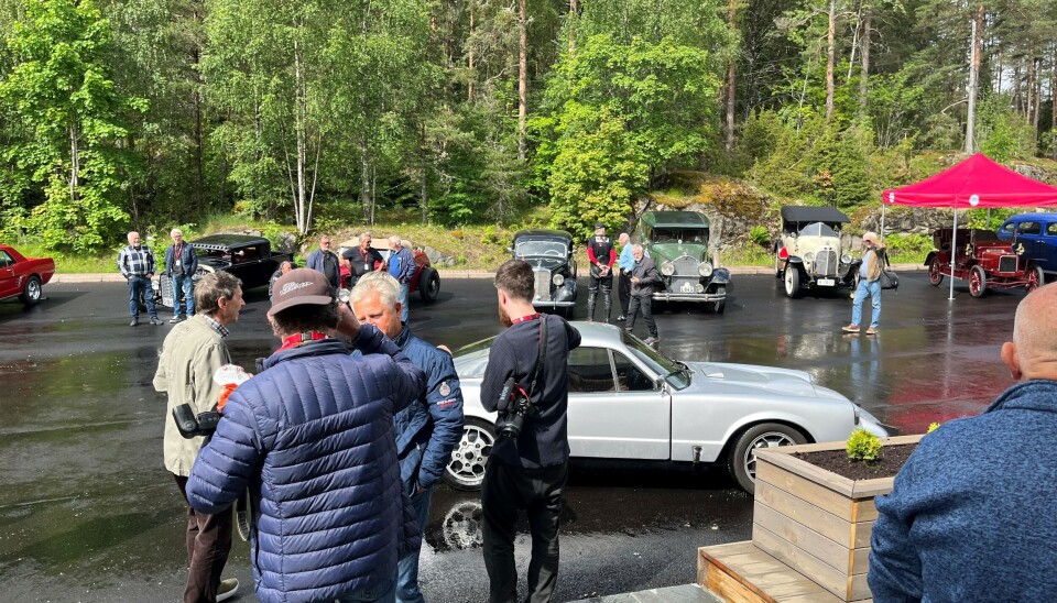 DER KOMMER ÅSE: Hoder snur seg når en velkjent SAAB Sonett ankommer Tyrigrava. Alle vet hvem som kommer til å stige ut. DER KOMMER ÅSE: Hoder snur seg når en velkjent SAAB Sonett ankommer Tyrigrava. Alle vet hvem som kommer til å stige ut.
