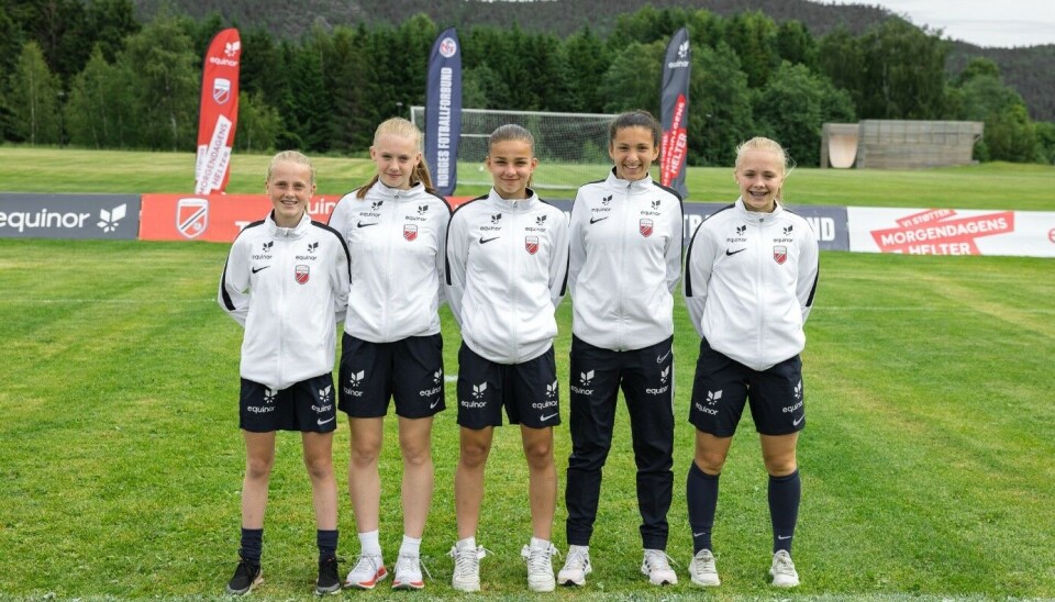 LOKALE TALENTER: Fem unge fotballtalenter fra Kolbotn er denne uken på Equinor Talentleir i Porsgrunn og måler krefter mot de beste fotballspillerne i landet. F.v.: Aida Berg, Lea Brandstadmoen Ellingsen, Nadia Tahirukaj, Liliana Melissa Taugbøl Malloul og Malin Stranne Rønningen. LOKALE TALENTER: Fem unge fotballtalenter fra Kolbotn er denne uken på Equinor Talentleir i Porsgrunn og måler krefter mot de beste fotballspillerne i landet. F.v.: Aida Berg, Lea Brandstadmoen Ellingsen, Nadia Tahirukaj, Liliana Melissa Taugbøl Malloul og Malin Stranne Rønningen.