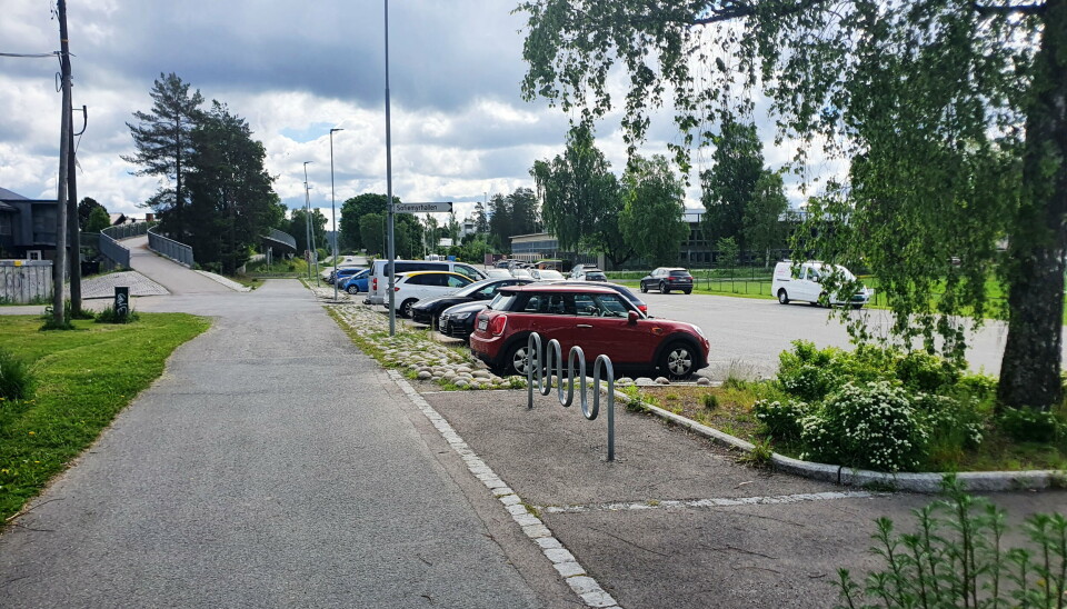 PARKERING: Dagens parkeringsplass ved klubbhuset blir redusert når den nye skolen står klar. PARKERING: Dagens parkeringsplass ved klubbhuset blir redusert når den nye skolen står klar.