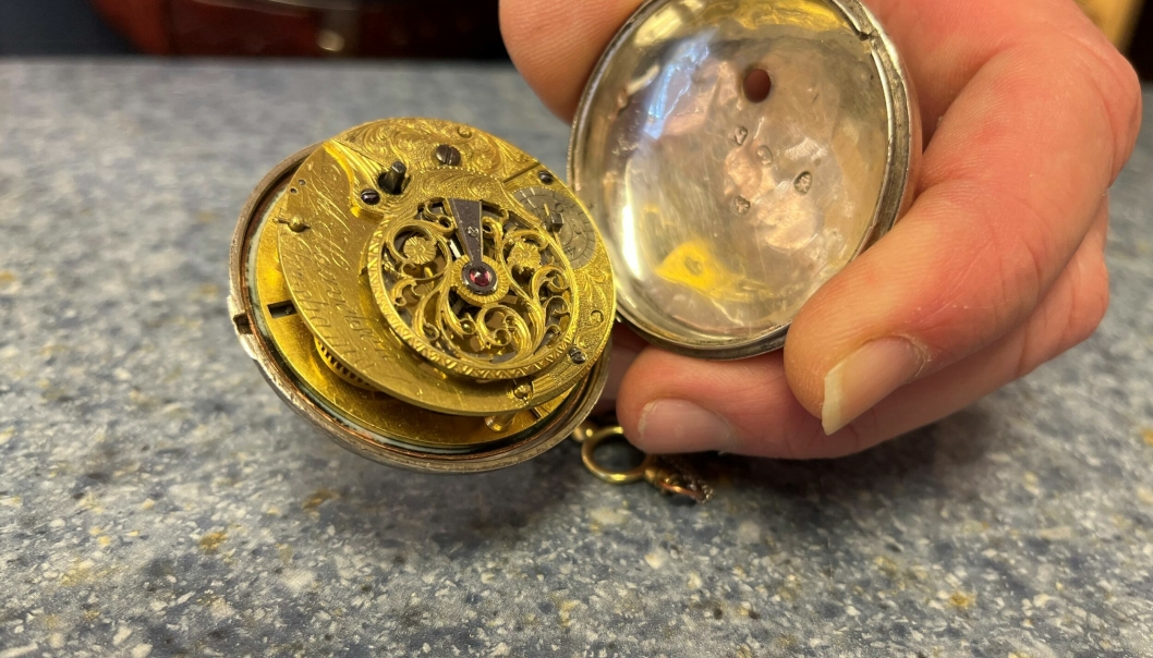 SJELDEN KOST: De fleste klokker ble laget i Frankrike og England. Dette uret er derimot laget i Norge på 1700 tallet.
