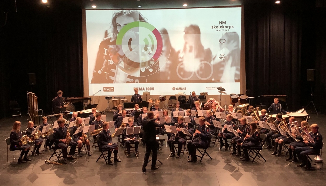 BRA LEVERT: Sofiemyr Skolekorps med dirigent Trond Nilsen på scenen i årets Norgesmesterskap.