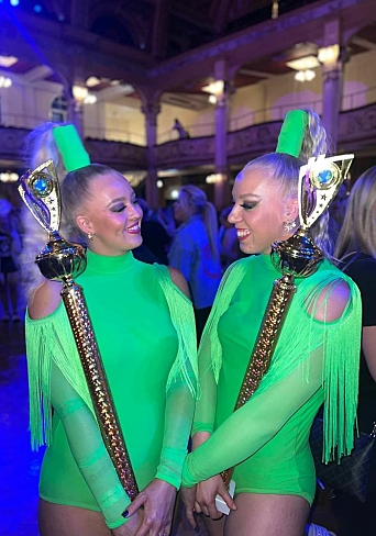 SØLVJENTER: Danseduoen Emma Spolén Heiersjø (21) fra Greverud og Emilie Hansen-Nymoen (21) fra Tårnåsen tok sølv i danse-VM.