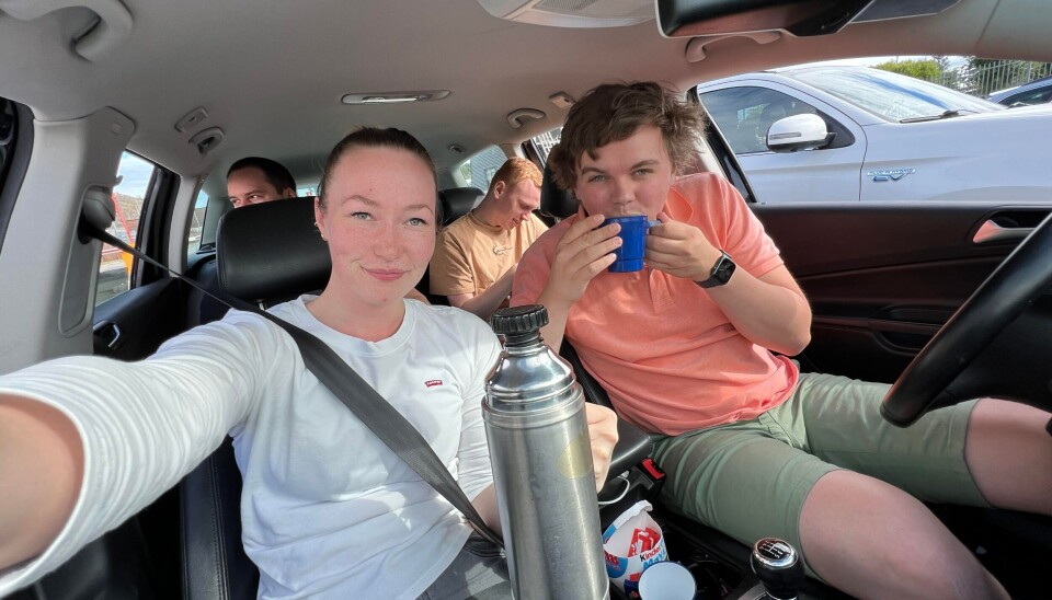 KAFFE, KAFFE, KAFFE: Lange bilturer er slitsomme, men det hjelper med kaffe og et godt selskap. KAFFE, KAFFE, KAFFE: Lange bilturer er slitsomme, men det hjelper med kaffe og et godt selskap.