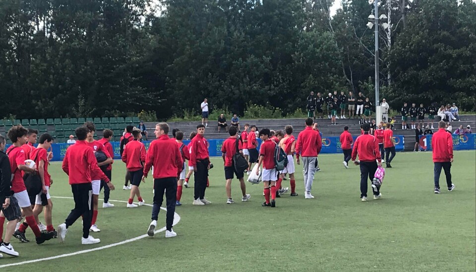 FORLATER BANEN: Et italiensk lag som viste dårlig oppførsel forlater banen etter å ha trukket seg fra kampen. FORLATER BANEN: Et italiensk lag som viste dårlig oppførsel forlater banen etter å ha trukket seg fra kampen.