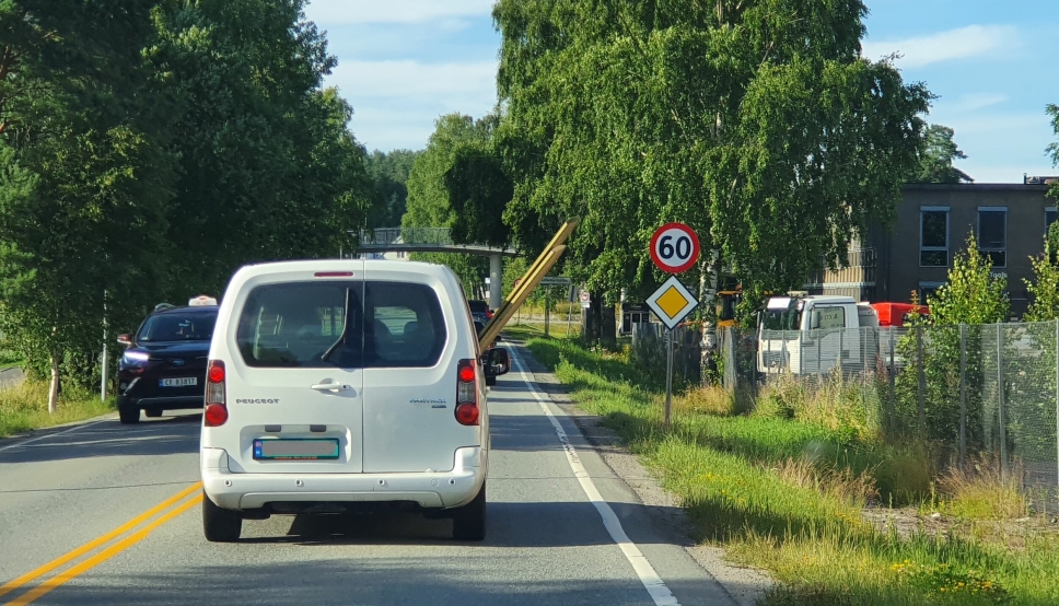 PLANKEKJØRING: Lørdag 30. juli ble denne varebilen sett kjørende gjennom Sofiemyr med plankene som stakk ut av vinduet.