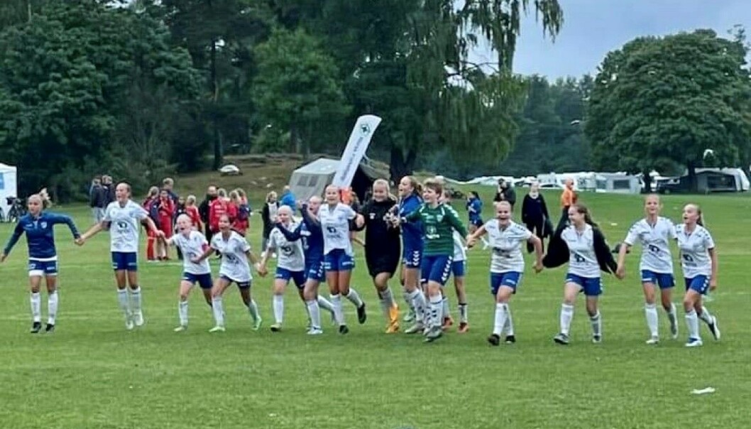 JUBEL: Jenter 14 er klare for semifinale senere i dag. JUBEL: Jenter 14 er klare for semifinale senere i dag.