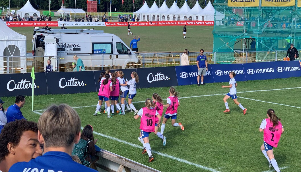 SCORINGSJUBEL: Her har Sina Frogner akkurat satt inn 1-0 og samtlige lagvenninner er på vei for å feire. SCORINGSJUBEL: Her har Sina Frogner akkurat satt inn 1-0 og samtlige lagvenninner er på vei for å feire.
