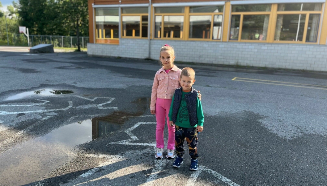GODE SØSKEN: Medeea på 6 år hadde med seg lillebror David på 3 år til sin første skoledag på Østli skole.