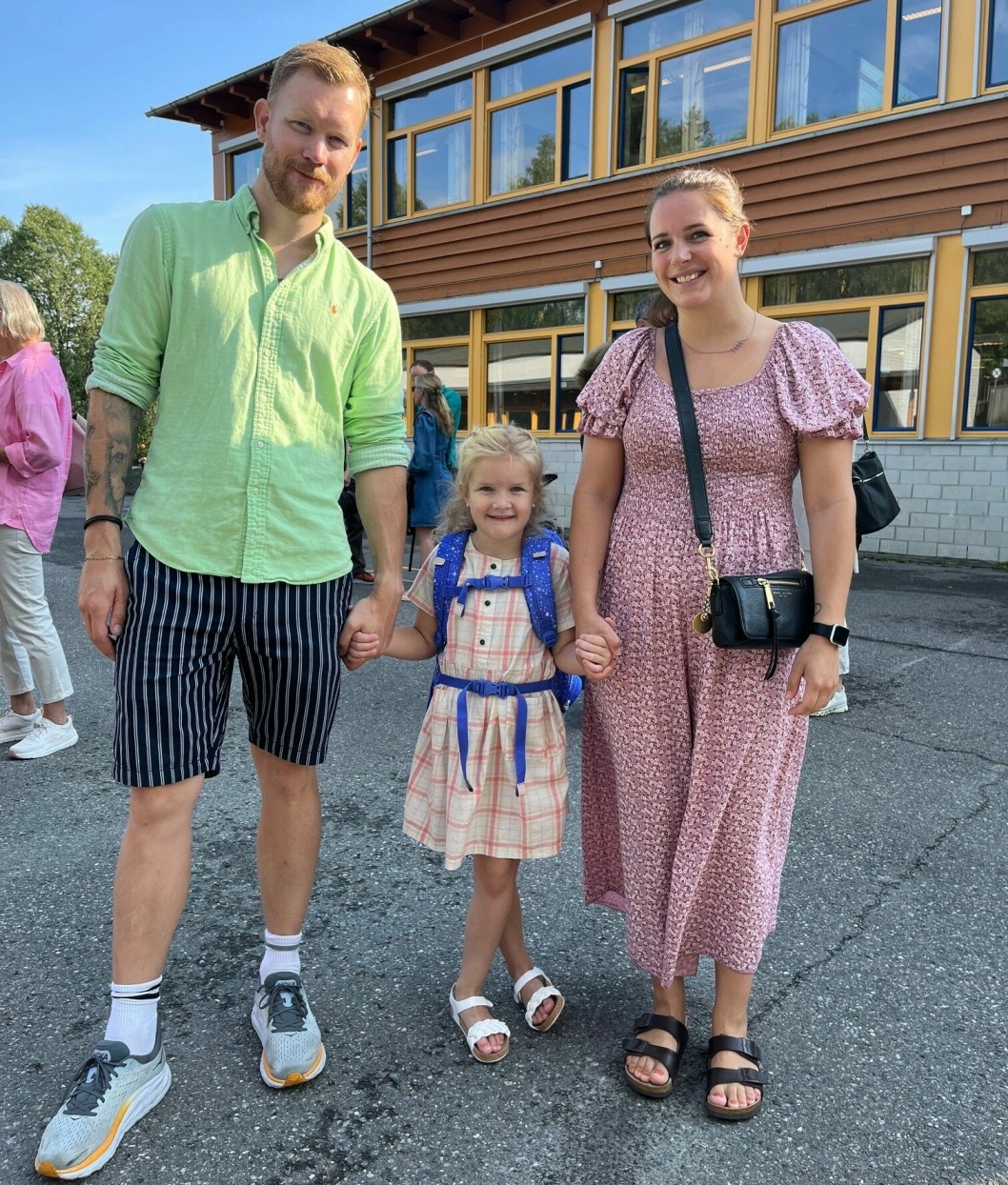 STRÅLTE: Oline Krøning Kristoffersen, 6 år på søndag, med mamma Therese Krøning Kristoffersen og pappa Pål Marius Bråten Kristoffersen.