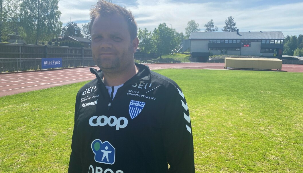 KIL-TRENER: Aleksander Olsen og Kolbotn-jentene ligger spennende an før kampen mot Vålerenga. KIL-TRENER: Aleksander Olsen og Kolbotn-jentene ligger spennende an før kampen mot Vålerenga.