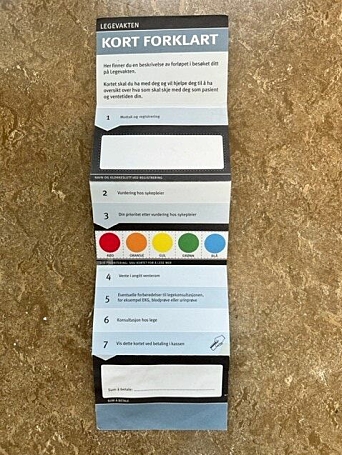 FEM FARGEKODER: I brosjyren brukes det fem fargekoder for å vise ulike hastegrad og forventet ventetid på legevakten.