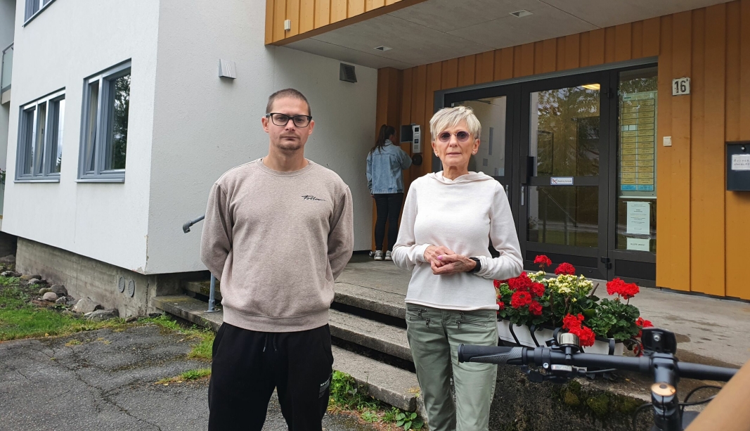 NABOER: På bildet ser du Alexander (27) sammen med hans nabo, Liv Jorun Solstad (69).