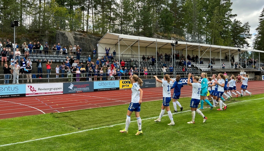 TAKKET PUBLIKUM: Rundt 700 tilskuere lagde en usedvanlig god stemning på Sofiemyr stadion. Etter kampen takket KIL-jentene for innsatsen.
