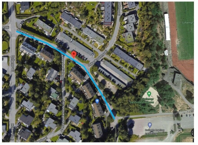 UTEN FORTAU: Jonas Lies vei er en blindvei med veibredde på fire meter. Veien har intet fortau, og har en rekkehusbebyggelse hvor 20 av de 24 rekkehusene har direkte utgang til veien.
