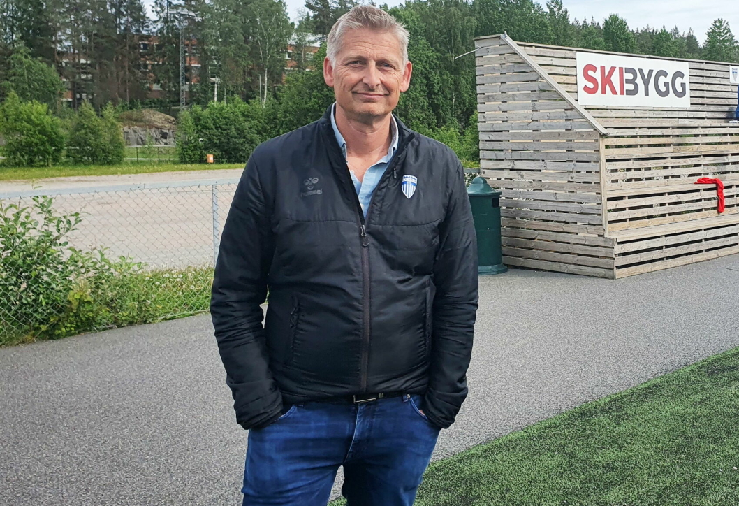 VIL BYGGE: Einar Engedahl og resten av Kolbotn IL ønsker å bygge ny stadion på Sofiemyr kunstgress. Foreløpig er det ikke penger til det.