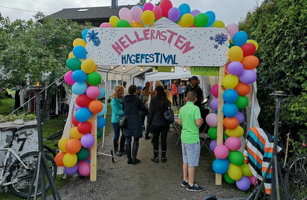 VELKOMMEN: Alle som vil på festival på lørdag er hjertelig velkommen til Iduns vei 7 på Hellerasten.