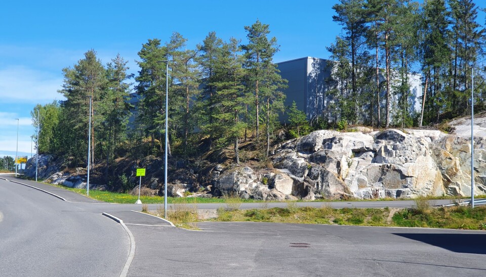 SKAL RIVES: Sofiemyrveien 10 består i dag av et næringsbygg som huser kombinasjonen av lager og kontor, samt en midlertidig telthall (på baksiden av bygget) som fungerer som lager. SKAL RIVES: Sofiemyrveien 10 består i dag av et næringsbygg som huser kombinasjonen av lager og kontor, samt en midlertidig telthall (på baksiden av bygget) som fungerer som lager.