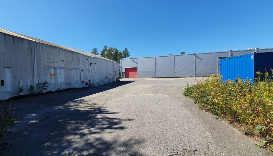 SLIK SER DET UT I DAG: Dagens næringsbygg og den midlertidige telthallen skal rives, ifølge planforslaget. SLIK SER DET UT I DAG: Dagens næringsbygg og den midlertidige telthallen skal rives, ifølge planforslaget.
