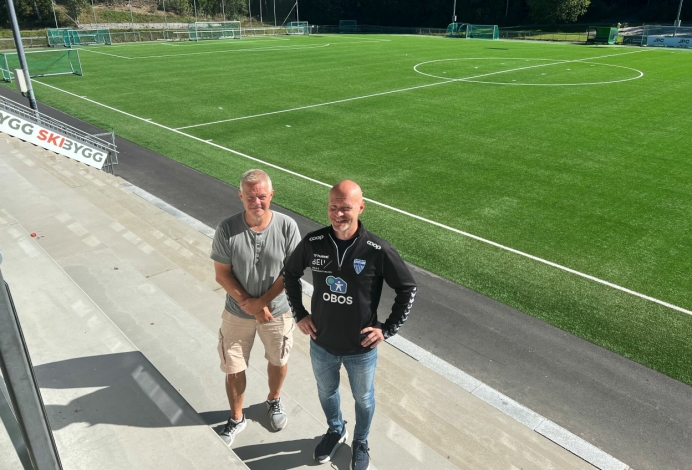 TENKER NYTT: Arrangementsansvarlig Pål Wirak og daglig leder Henning Stubberud i Kolbotn Fotball kvinner, sonderer terrenget på Greverud.