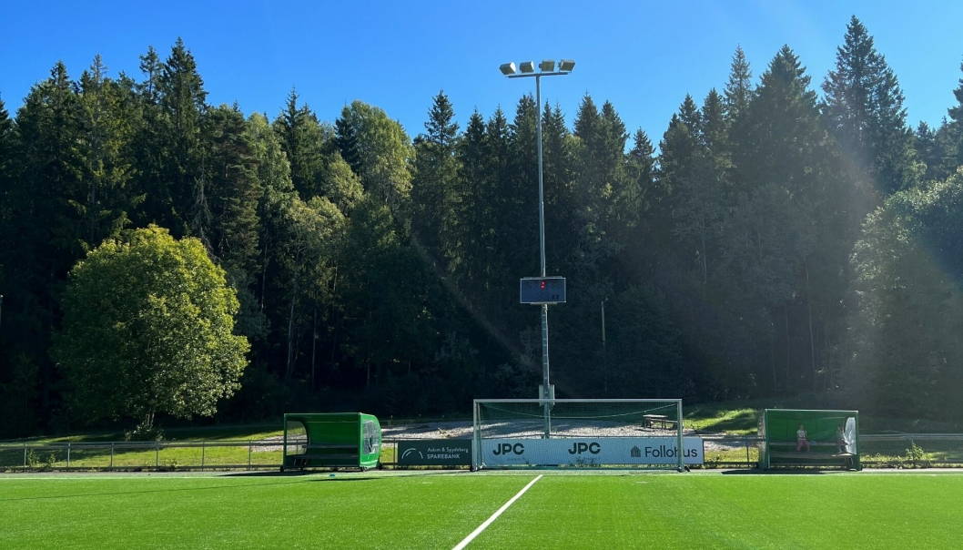 KRAV TIL FORBEDRING: Lysmasten på bildet og gjerdet er punkter som må utbedres før det eventuelt kan spilles toppfotball på Østre Greverud.