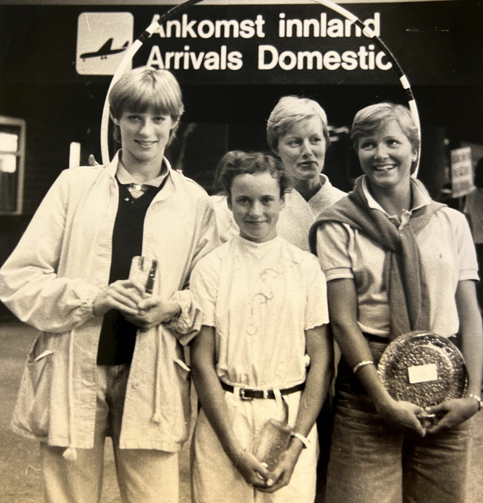 DET FØRSTE NM-GULLET: Winnie Tage (bak) sammen med trioen som sørget for det første NM-gullet (f.v) Tove Brustad, Tove Seigerud og Hilde Sørhaug.