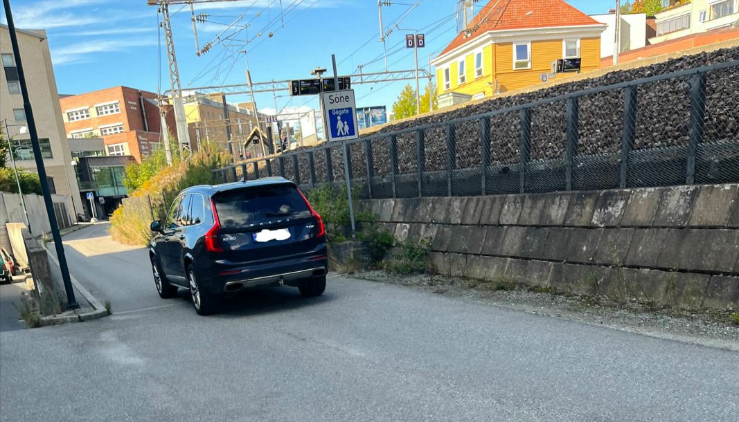 OOOOOOPS: Her er det en Volvo-fører som ikke helt skjønte betydningen av Gågate-skiltet. Bedre lykke neste gang.