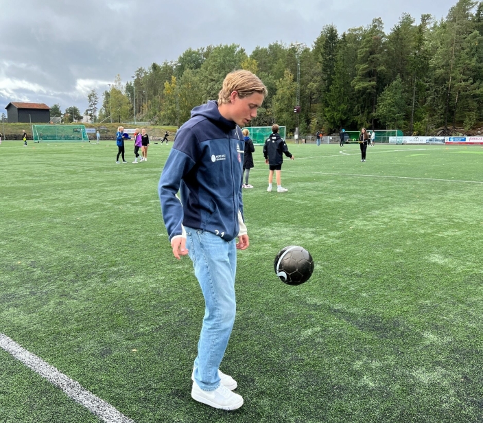 HJEMMEBANE: Sofiemyr kunstgress var i mange år hjemmebanen til Tore og han er ikke vond å be når han får en ball i sin retning.