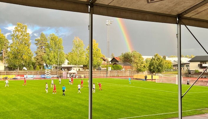REGNBUE: Midtveis i andreomgang dukket denne opp og omkranset stadion. REGNBUE: Midtveis i andreomgang dukket denne opp og omkranset stadion.