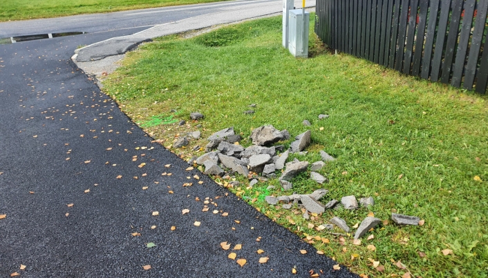HAR IKKE BLITT RYDDET: Til tross for at asfalteringsarbeidene i den sørligste delen av Johan Halvorsens vei var avsluttet for snart to uker siden, kan du fremdeles se knuste steinmasser på stedet.