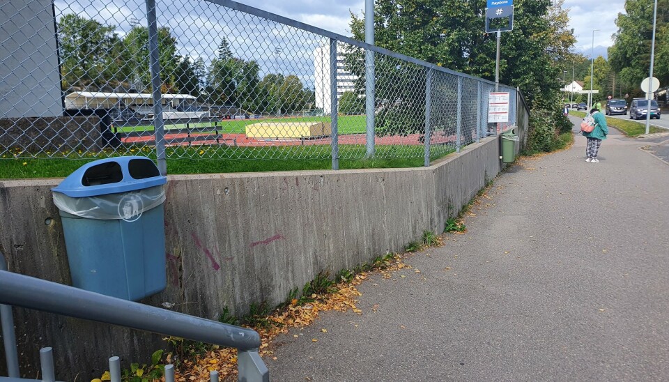 TO AVFALLSDUNKER PÅ PLASS: Fredag ettermiddag fikk bussholdeplassen enda en avfallsdunk. Den nye avfallsdunken, som ble plassert like ved skiltet, skal tømmes av fylkeskommunen. TO AVFALLSDUNKER PÅ PLASS: Fredag ettermiddag fikk bussholdeplassen enda en avfallsdunk. Den nye avfallsdunken, som ble plassert like ved skiltet, skal tømmes av fylkeskommunen.