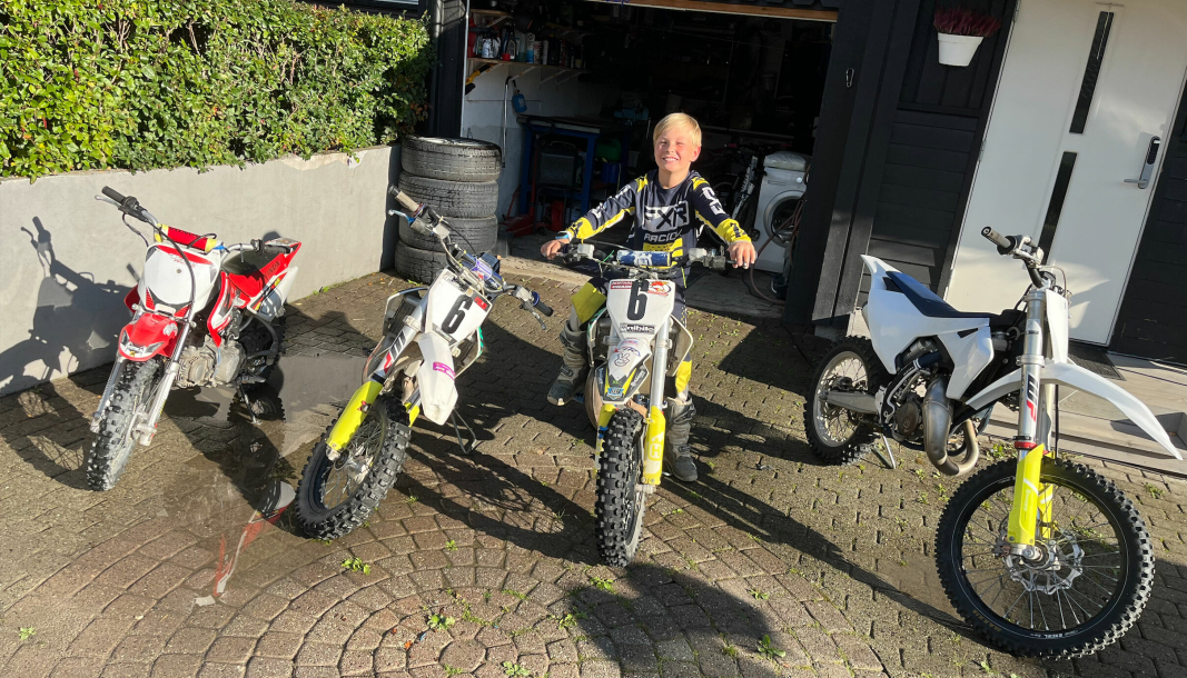 KAN GI FULL GASS: 8-åringen Martin Post Opsahl har allerede garasjen full av cross-sykler. Noen til bruk nå og noen til i kommende sesonger.
