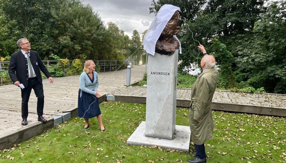 SJEKK GLEDEN: Spenningen og gleden var både til å ta og føle på da utenriksminister Anniken Huitfeldt og Tore Haugen dro av tildekningen. Prosjektleder Severin Brevik følger spent med til venstre. SJEKK GLEDEN: Spenningen og gleden var både til å ta og føle på da utenriksminister Anniken Huitfeldt og Tore Haugen dro av tildekningen. Prosjektleder Severin Brevik følger spent med til venstre.