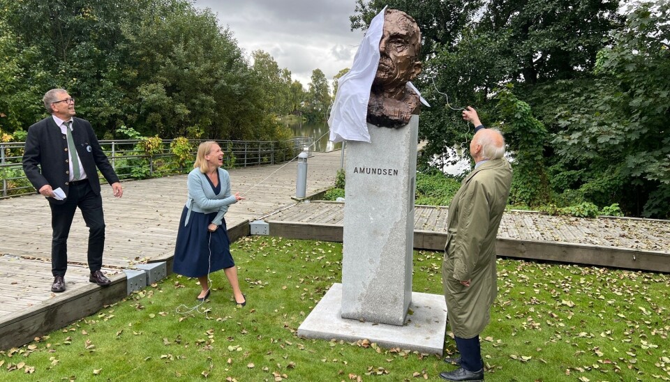 NEEEEEESTEN i MÅL: Ingen tvil om at ministeren tok oppdraget på største alvor. Tore Haugen bidrar fra sin side. NEEEEEESTEN i MÅL: Ingen tvil om at ministeren tok oppdraget på største alvor. Tore Haugen bidrar fra sin side.