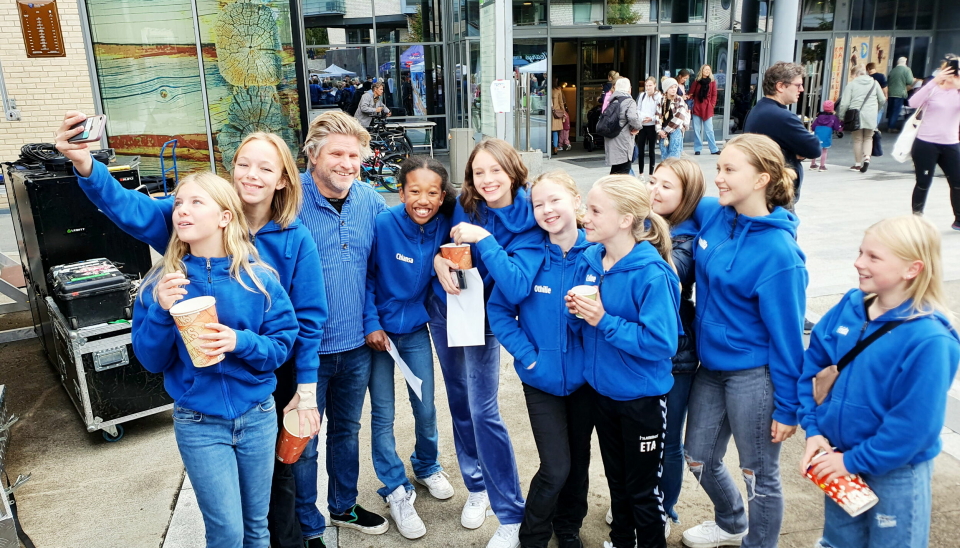 TOK SELFIE: Mange barn og unge tok selfie med Daidalos (Håvard Lilleheie) fra NRK Super.
