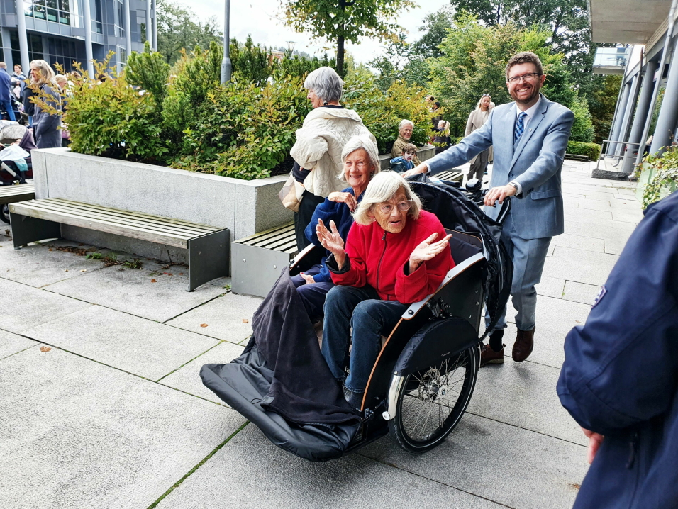 PÅ RICKSHAWTUR: Flere eldre ble kjørt i rickshaw (tilbud hos Oppegård frivilligsentral), her med varaordfører Hans Martin Enger som pilot.