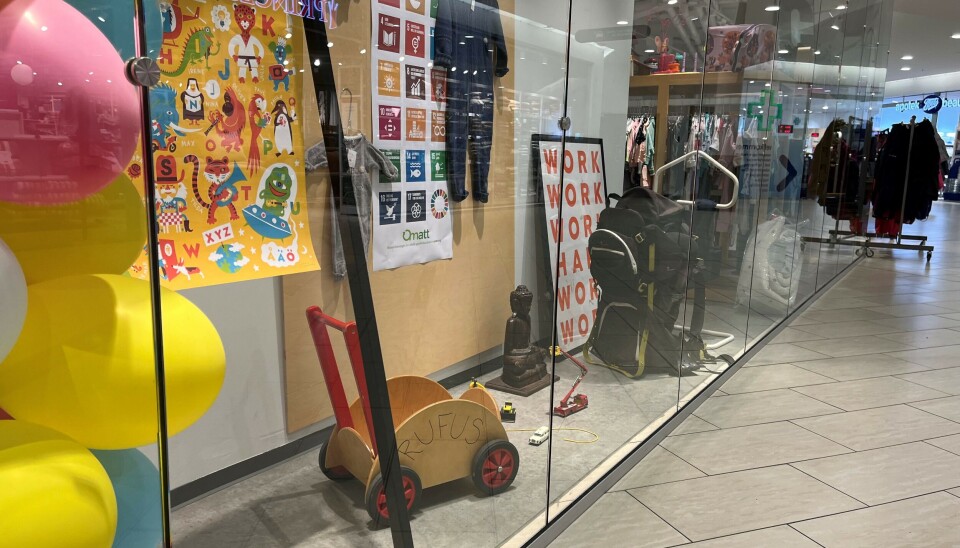 GODT MOTTATT: Mange kunder sier de er fornøyde med et etterlengtet tilbud på Kolbotn Torg. Leker i tre er noe av det første som blir solgt. GODT MOTTATT: Mange kunder sier de er fornøyde med et etterlengtet tilbud på Kolbotn Torg. Leker i tre er noe av det første som blir solgt.
