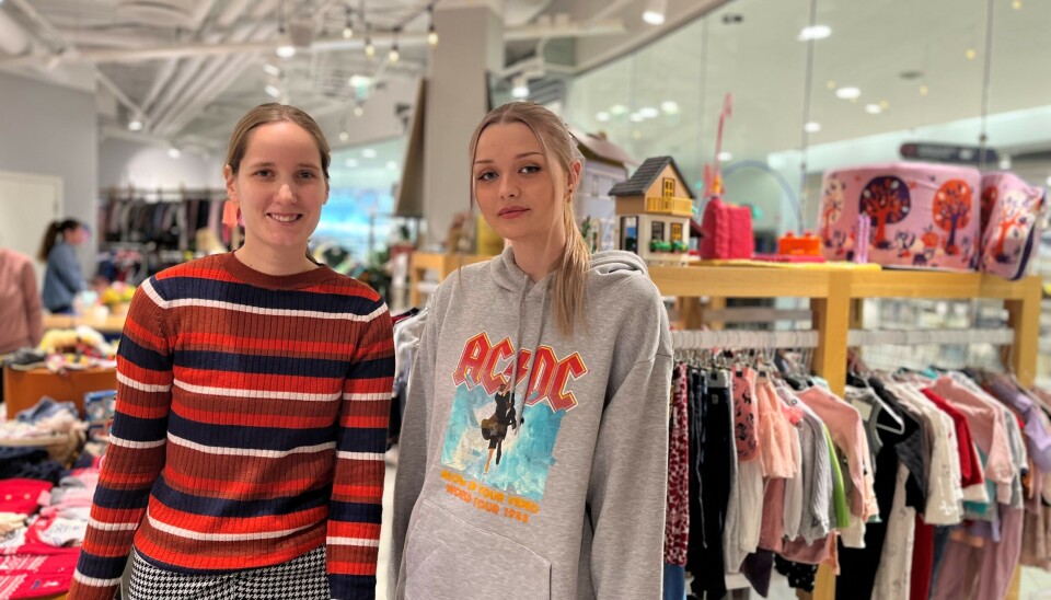 TRIVES I JOBBEN: Marie Mandic (t.v) og Ida Ekberg liker begge å jobbe i butikken. Begge er enige om at det er en fin arbeidsplass. TRIVES I JOBBEN: Marie Mandic (t.v) og Ida Ekberg liker begge å jobbe i butikken. Begge er enige om at det er en fin arbeidsplass.
